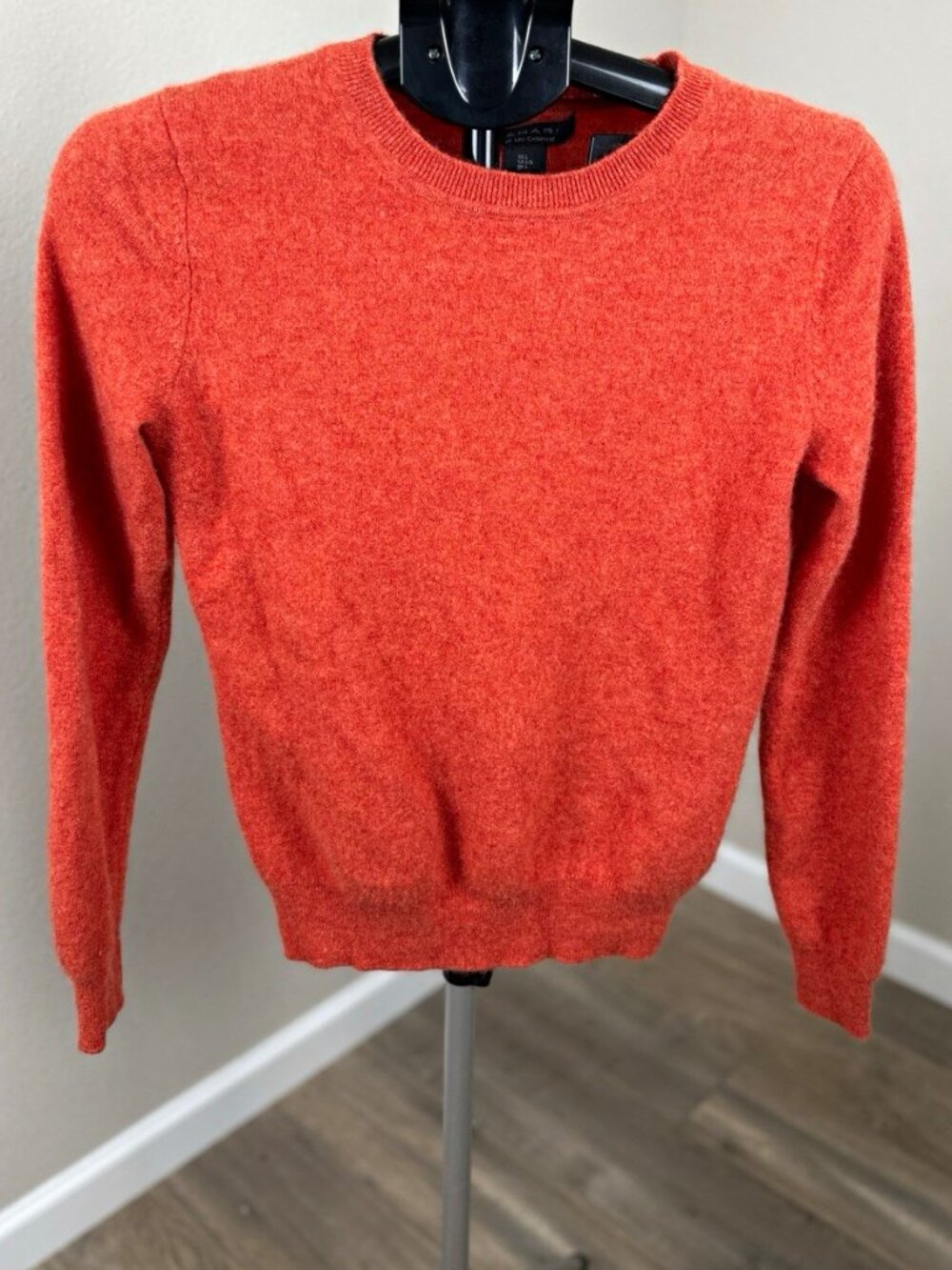 Tahari Women’s 100% Cashmere Sweater L Orange Coral Crewneck Pullover